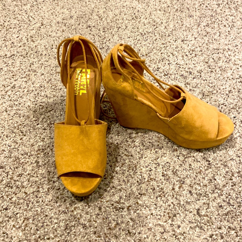 Wedge tan Sandals size 8 great condition